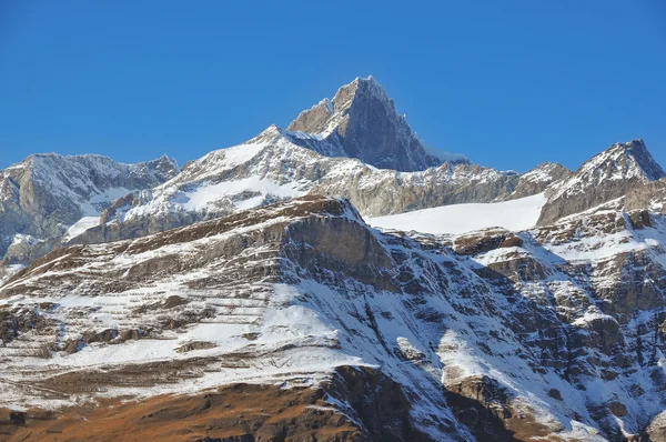 Zinalrothorn у зимовий період — стокове фото