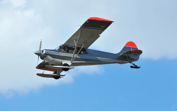 Hafif yüksek kanatlı uçak — Stok fotoğraf