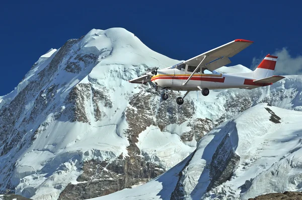 Plane liskamm Flying in the mountains — Stock Photo, Image