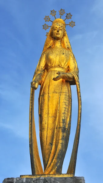 Güzel altın heykelini Meryem Ana — Stok fotoğraf