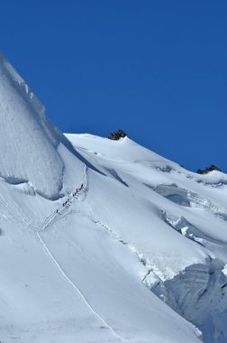 Mavi gökyüzü karşı dağlar kar kaplı