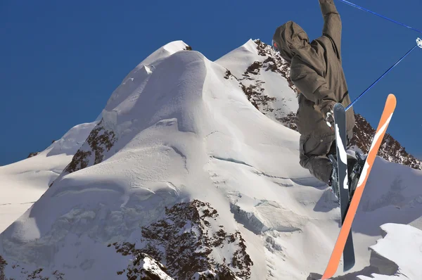 Salto con gli sci in alta montagna — Foto Stock