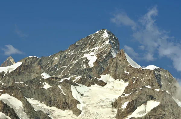 Nieve cubierto de montañas contra el cielo azul — Foto de Stock