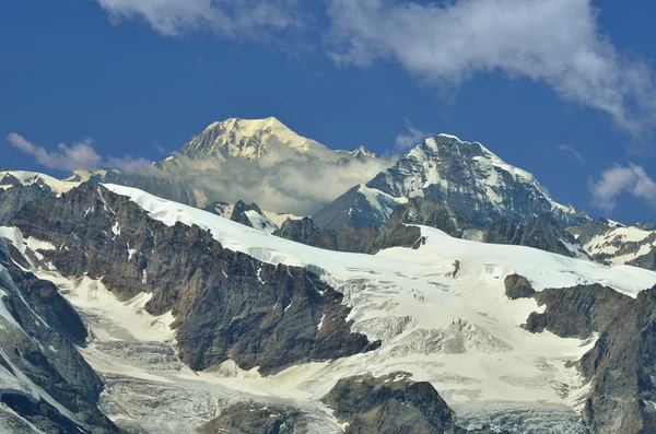 Schneebedeckte Berge gegen blauen Himmel — Stockfoto