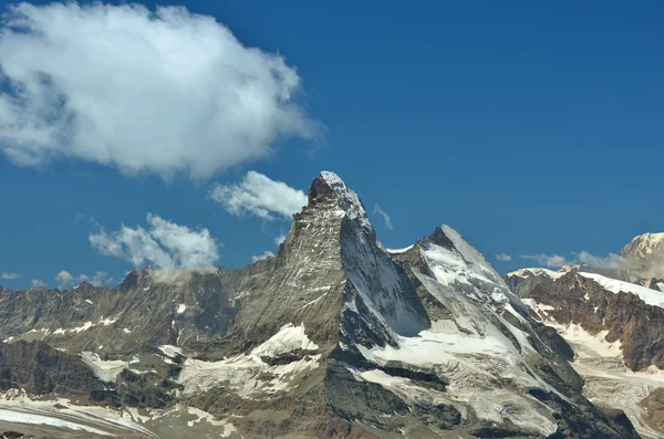 Заснеженные горы против голубого неба — стоковое фото