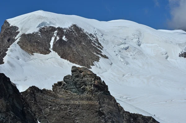 Nieve cubierto de montañas contra el cielo azul —  Fotos de Stock