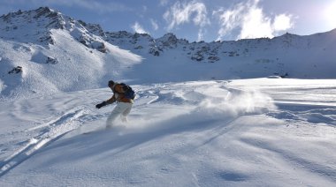 snowboard derin toz karda