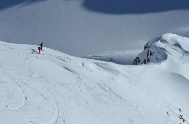 İnsanlar üzerinde bir bıçak sırt kenarına