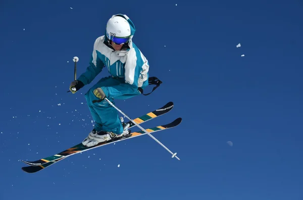 フリーライド スキー ジャンパー — ストック写真