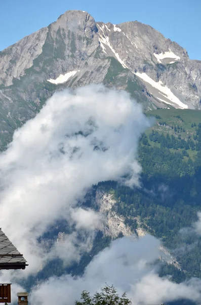 Бернские Альпы с горнолыжного курорта — стоковое фото