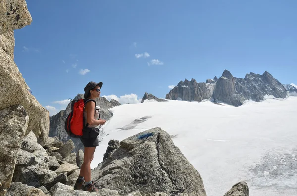 En kvinnlig vandrare i de höga bergen — Stockfoto