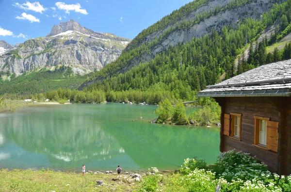 Bergsee und Hütte — Stockfoto