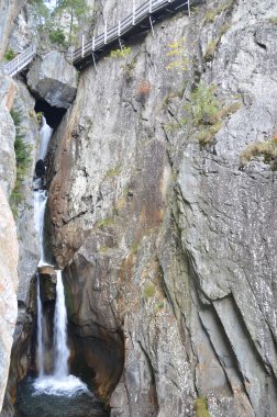 Derin bir geçit şelale