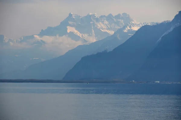 Jezioro Genewskie na dzień mglisty wiosna — Zdjęcie stockowe