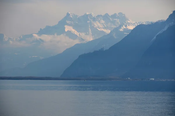 Lac Léman par un jour de printemps brumeux — Photo