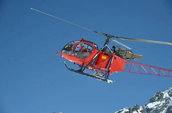 Helicóptero de montanha e céu azul — Fotografia de Stock