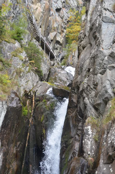 Een indrukwekkende waterval in een diepe kloof — Stockfoto