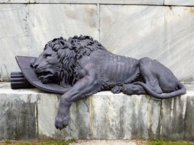 Yaralı bir aslan bronz heykeli