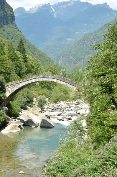 Antico ponte in pietra — Foto Stock