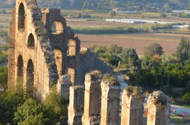 Antik büyük su kemeri kalıntıları