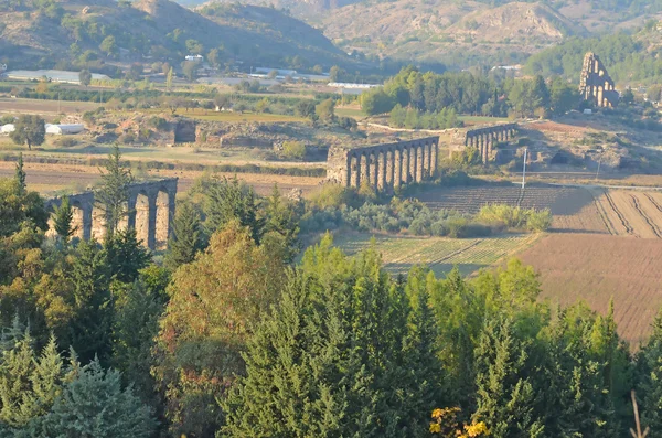 Resti di antico acquedotto massiccio — Foto Stock