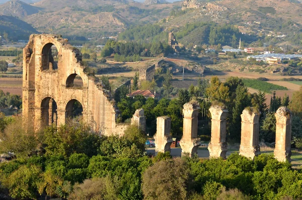 Resterna av antika massiva akvedukt — Stockfoto