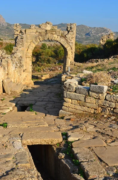 Arco de entrada a la ciudad alta de Aspendos — Foto de Stock