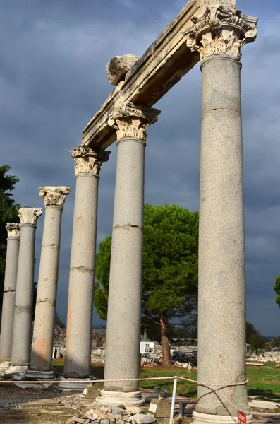 Línea de columnas corintias — Foto de Stock