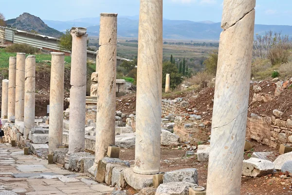 Στο δρόμο της στήλης με γραμμές — Φωτογραφία Αρχείου