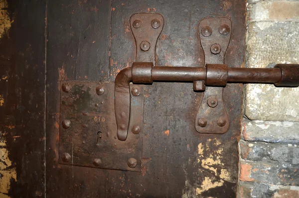 Деревянная дверь тюрьмы — стоковое фото