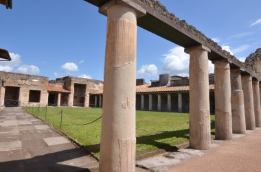 Taş sütun tarafından çevrili spor salonu