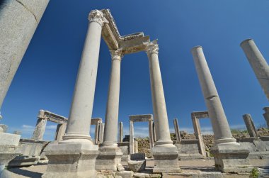 Antik Yunan sütunları kalıntıları