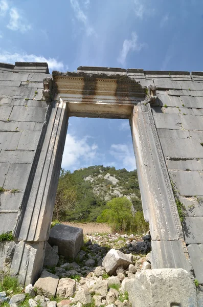 Entrada a un antiguo templo romano — Foto de Stock