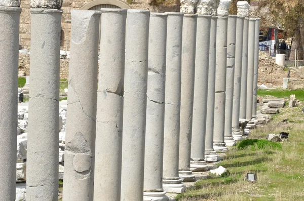 Fila de columnas romanas de granito — Foto de Stock