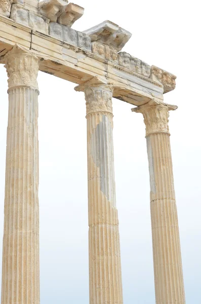 Restos elegantes de um templo grego — Fotografia de Stock