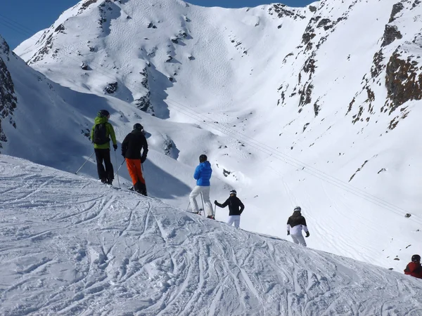 Groupe de jeunes amis skier hors des sentiers — Photo