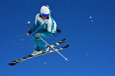 Mavi gökyüzü karşı yüksek atlama