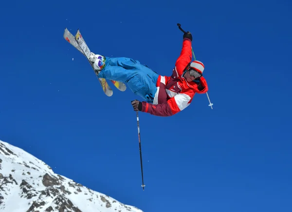 Salto in alto contro un cielo blu — Foto Stock