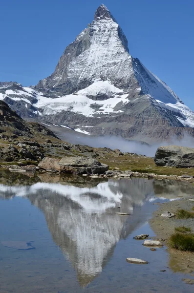 Pintoresca vista de Matterhorn y su reflejo — Foto de Stock