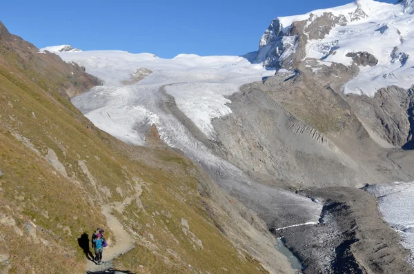 Wanderer auf Weg in den Alpen — Stockfoto