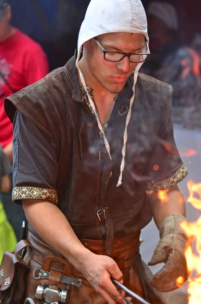 Herrero medieval en su fragua — Foto de Stock