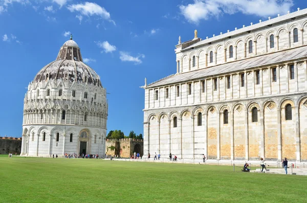 Den lutande baptistry och del av domkyrkan — Stockfoto