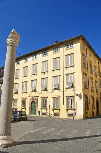 Mann steht auf der ruhigen Piazza st maria — Stockfoto