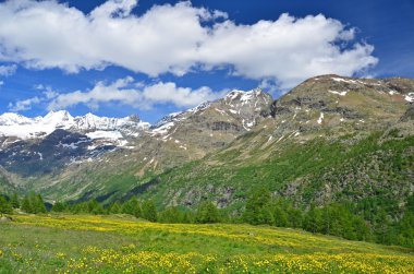Valpelline Vadisi başında yüksek dağlar