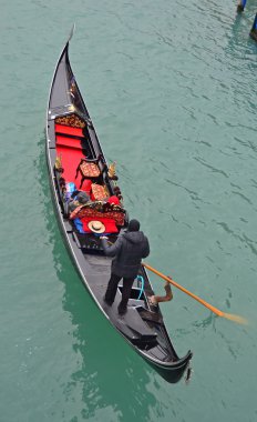 Büyük Kanal üzerinde bir gondol