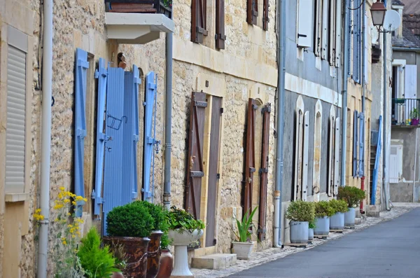 Straat in een rustige middeleeuwse Franse stad — Stockfoto