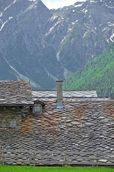 Tetto tradizionale alpino — Foto Stock