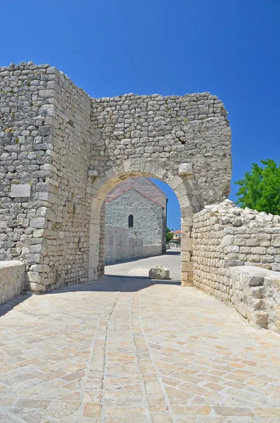 Römisches Tor durch die Stadtmauern — Stockfoto
