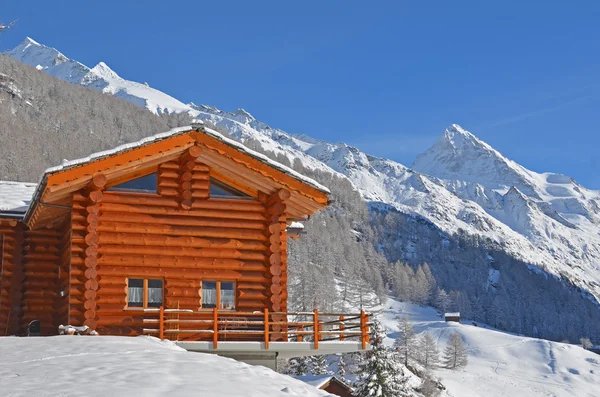 Een alpine chalet gemaakt van pine logs — Stockfoto