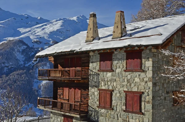 Traditionele Zwitserse-Mountain House — Stockfoto